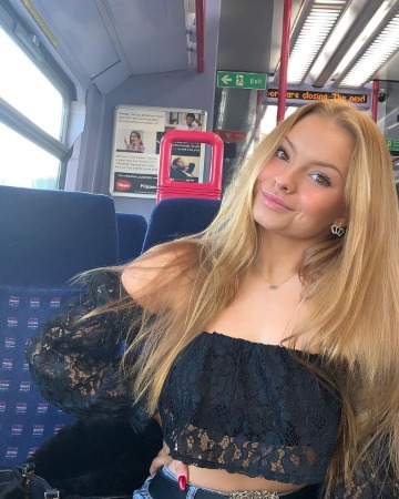 Ellie Botterill is posing for the photo.